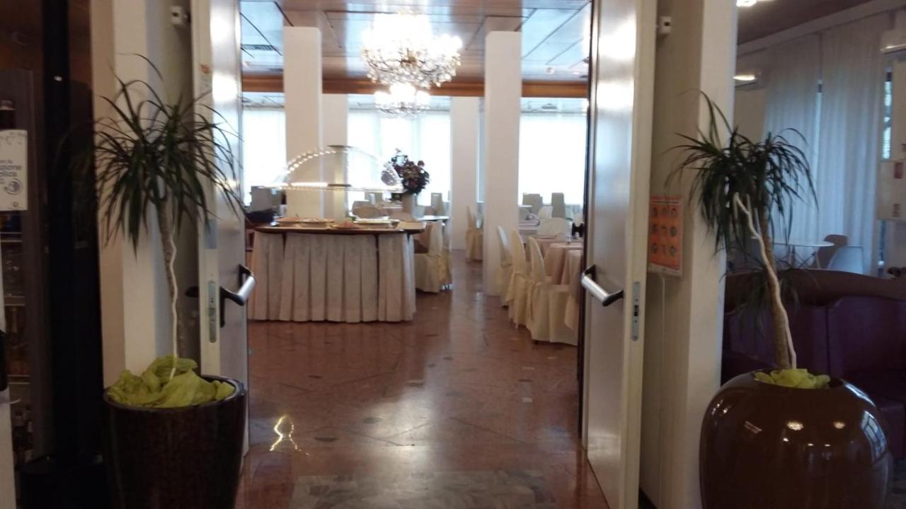 Hotel Spiaggia Marconi Rimini Eksteriør billede